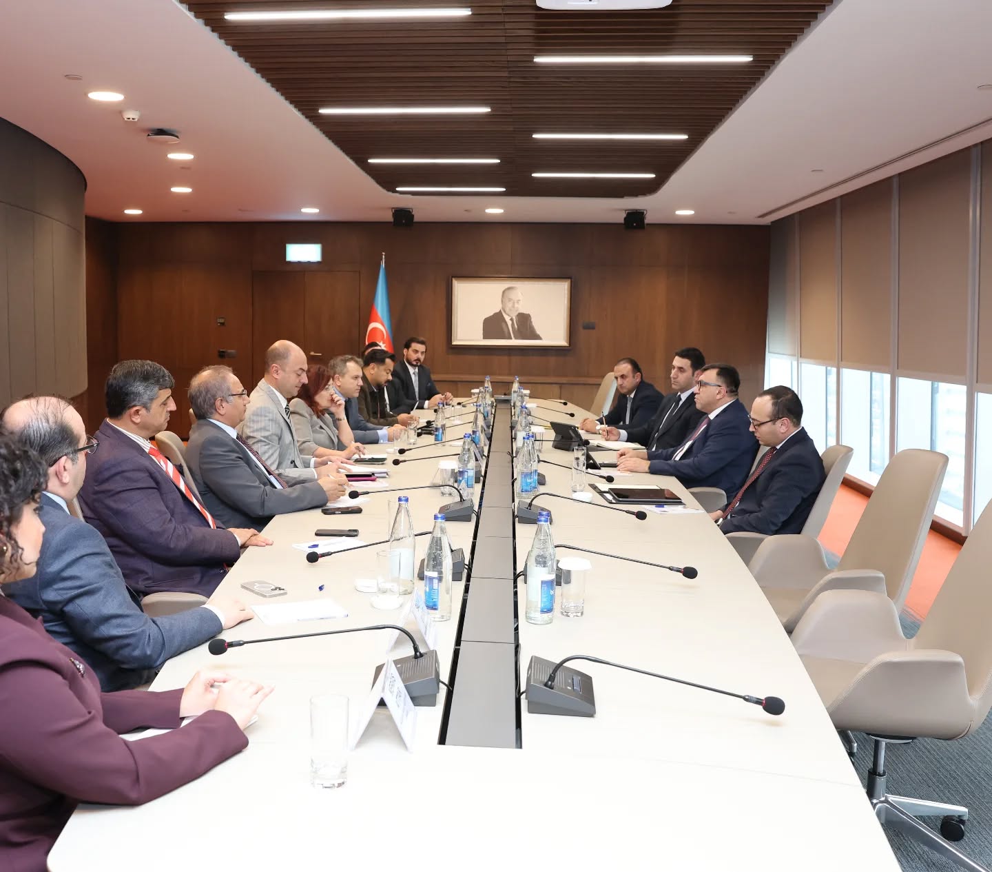 Azerbaycan Cumhuriyeti Ekonomi Bakan Yardımcısı Samad Beşirli,  TADİV yöneticileri ve bebarindeki iş insanları heyetiyle bir araya geldi.